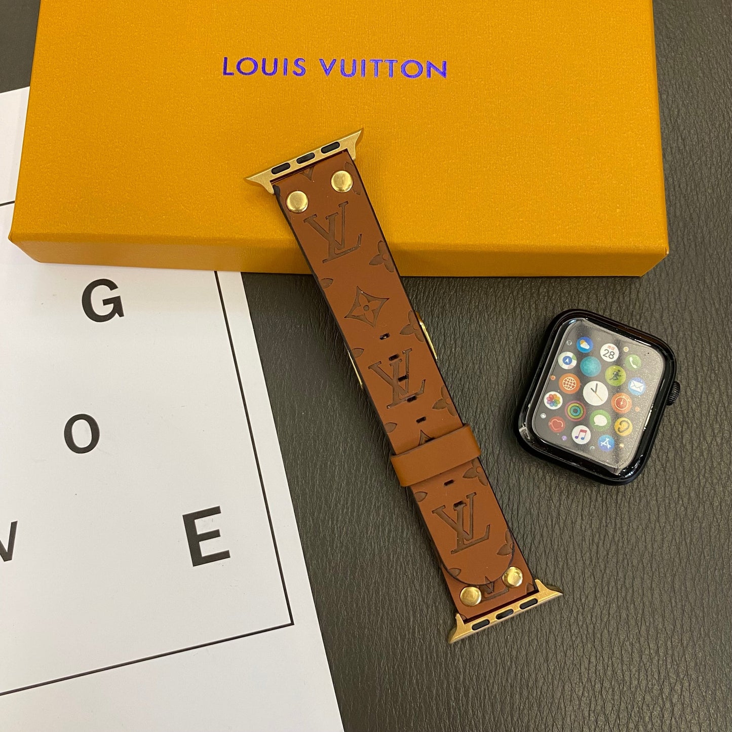 Bracelet de rechange Apple AVEC Décoration En Rivets et monogramme en serħan mill-għassa baned