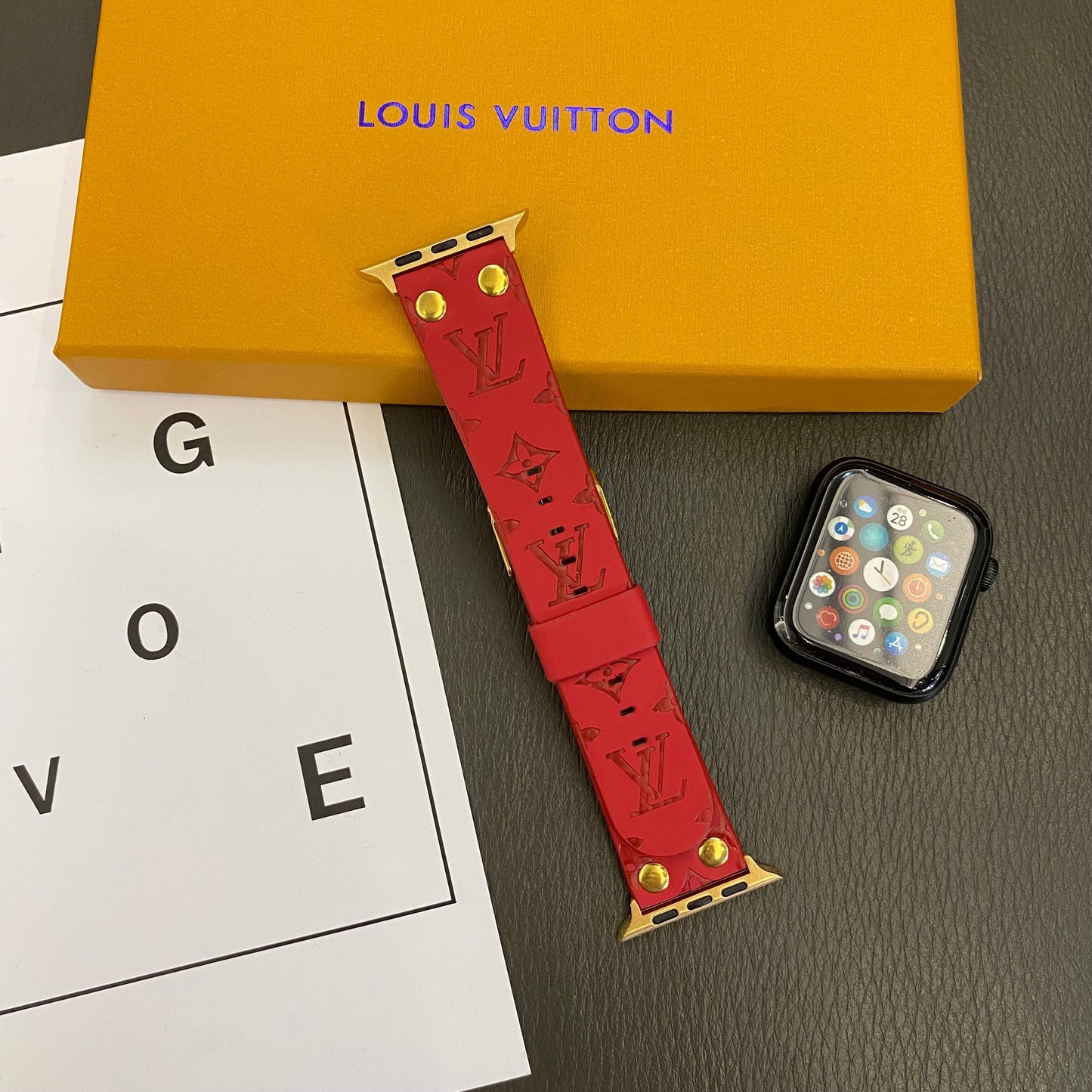 Bracelet de rechange Apple AVEC Décoration En Rivets et monogramme en serħan mill-għassa baned