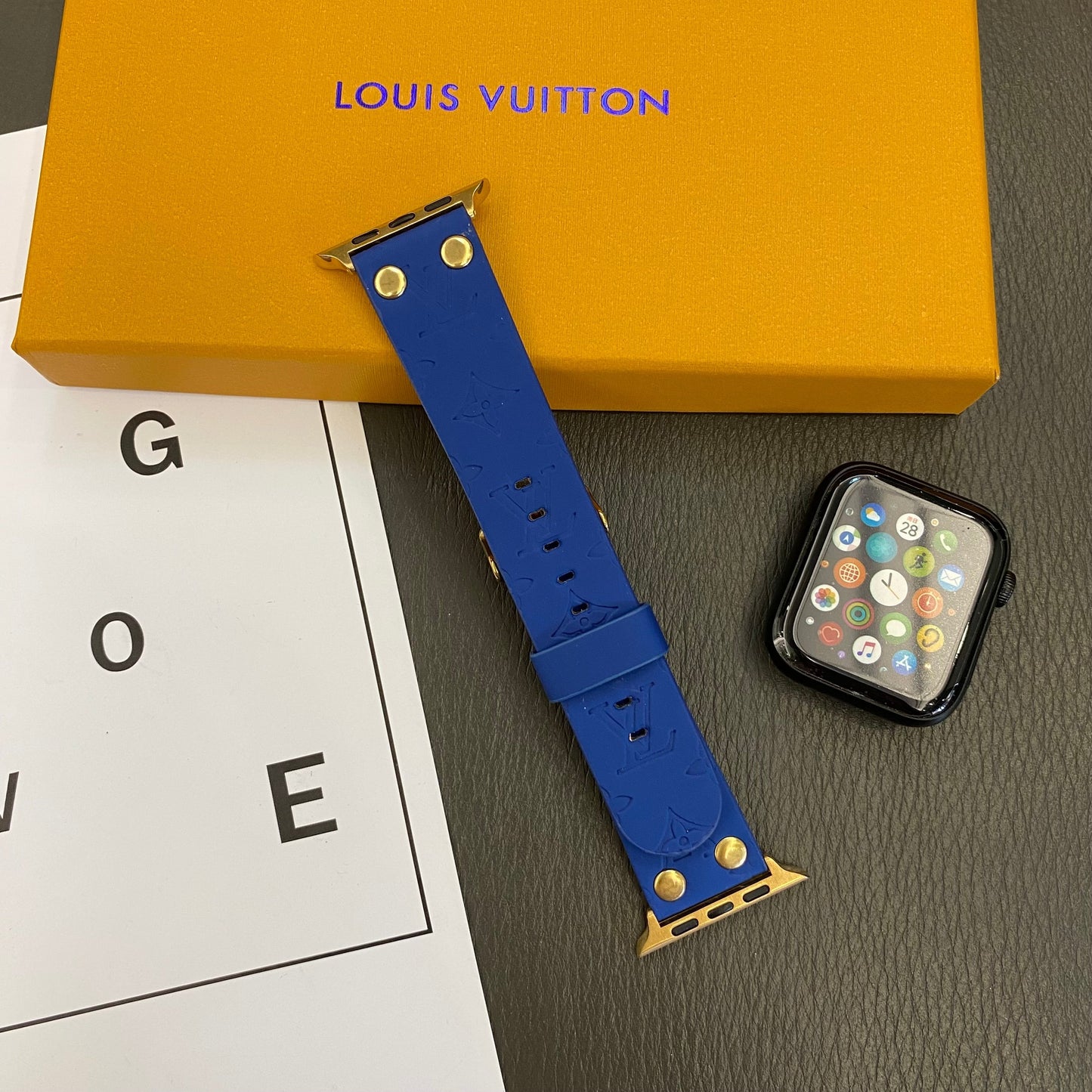 Bracelet de rechange Apple AVEC Décoration En Rivets et monogramme en serħan mill-għassa baned