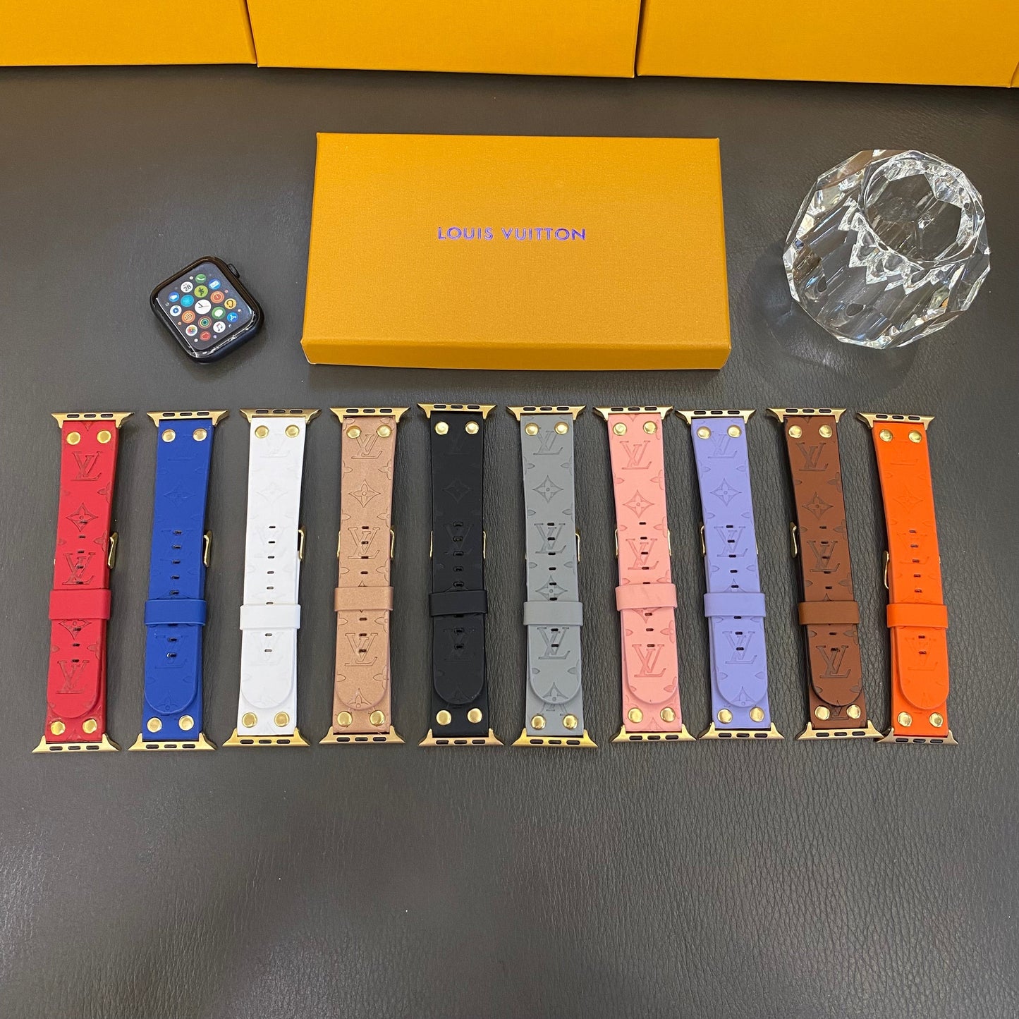 Bracelet de rechange Apple AVEC Décoration En Rivets et monogramme en serħan mill-għassa baned