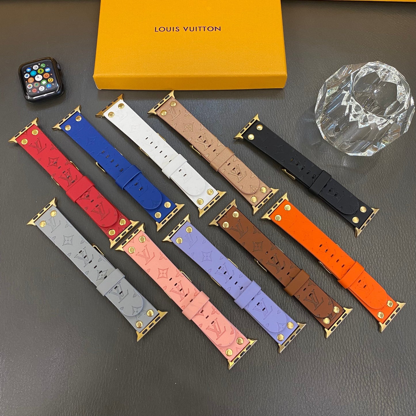 Bracelet de rechange Apple AVEC Décoration En Rivets et monogramme en serħan mill-għassa baned