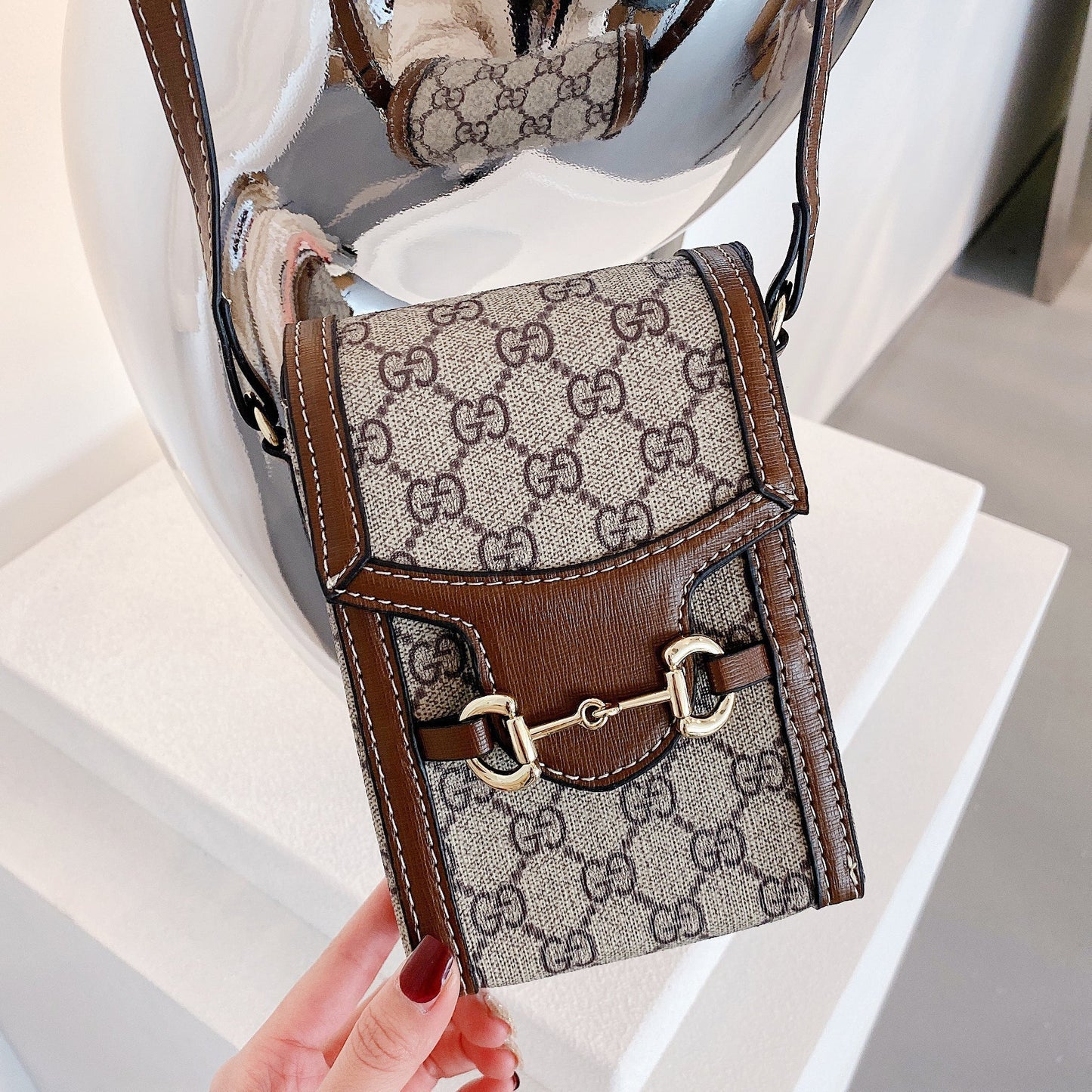Borża tal-ġilda crossbody