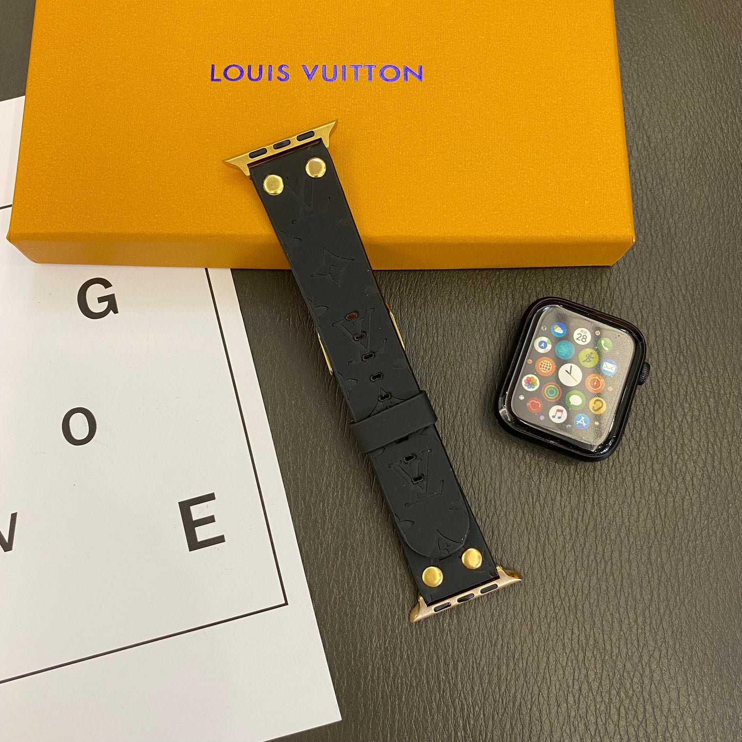 Bracelet de rechange Apple AVEC Décoration En Rivets et monogramme en serħan mill-għassa baned