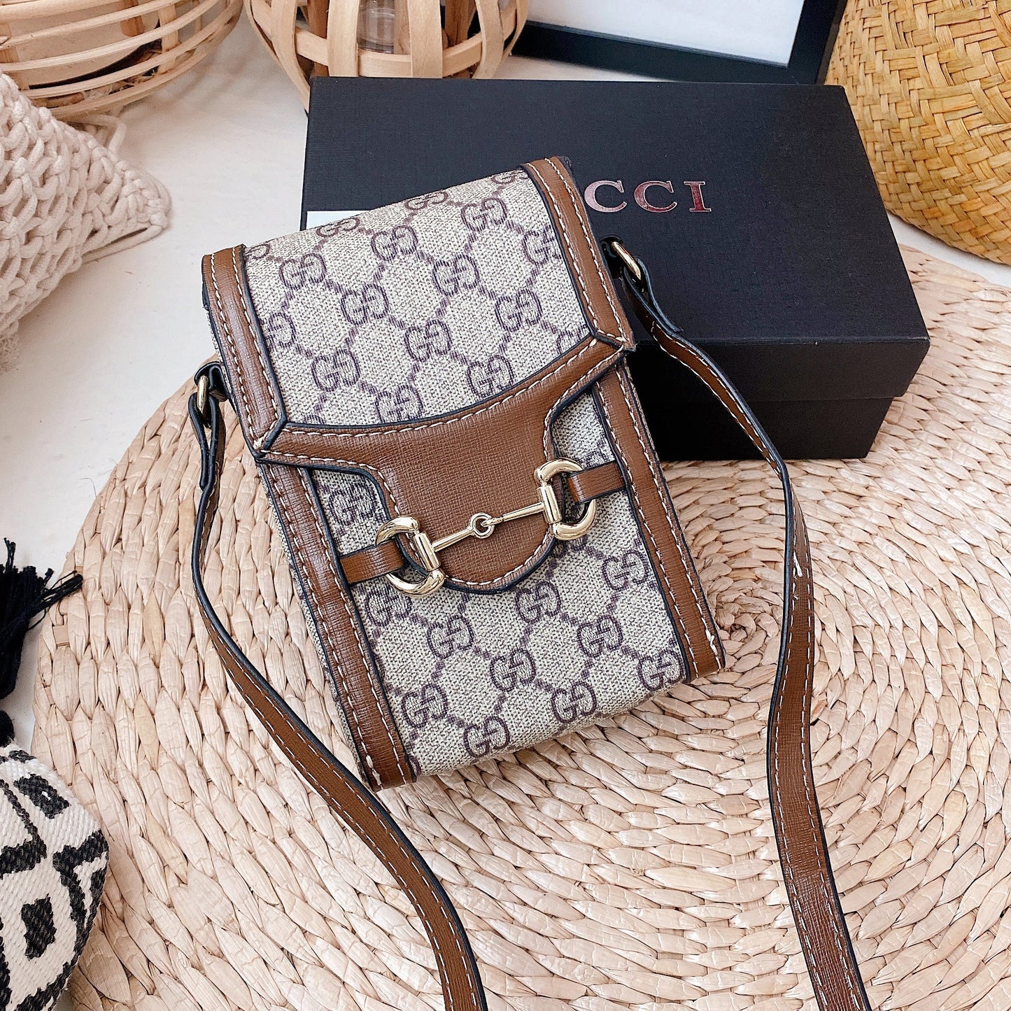 Borża tal-ġilda crossbody