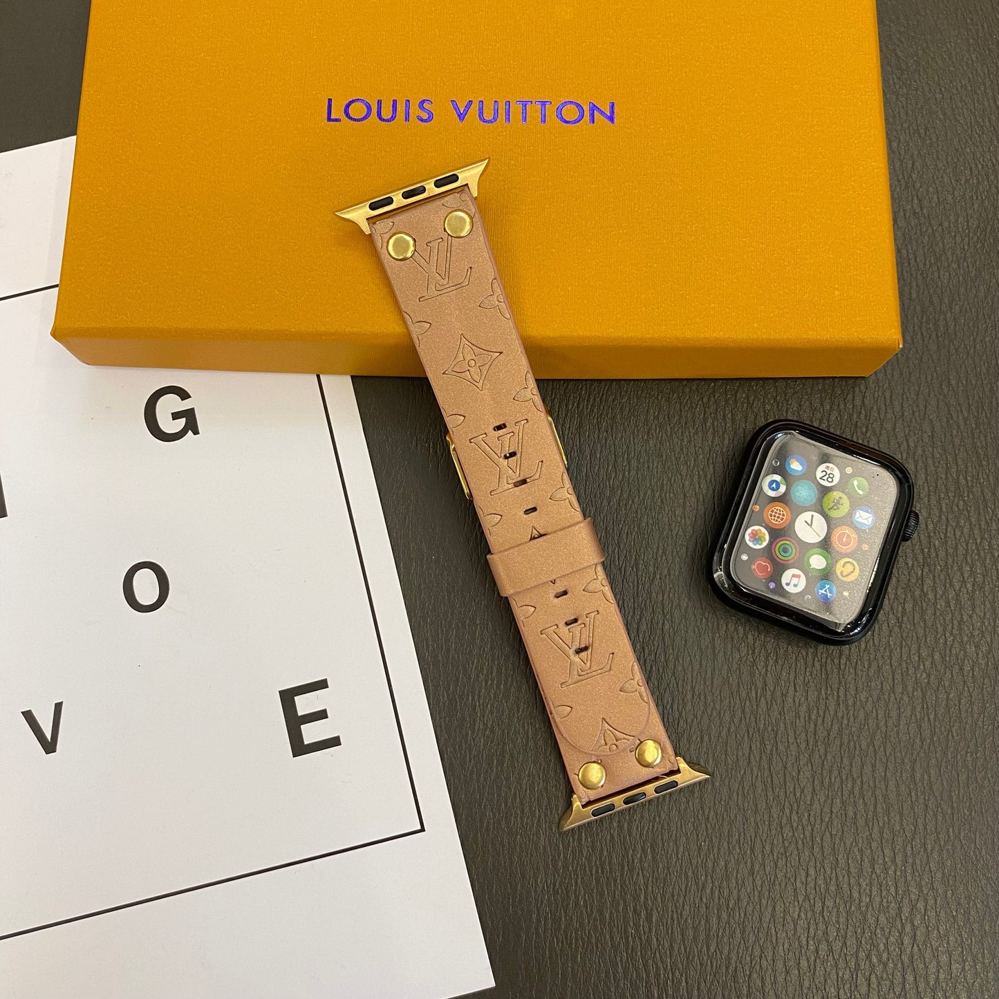 Bracelet de rechange Apple AVEC Décoration En Rivets et monogramme en serħan mill-għassa baned