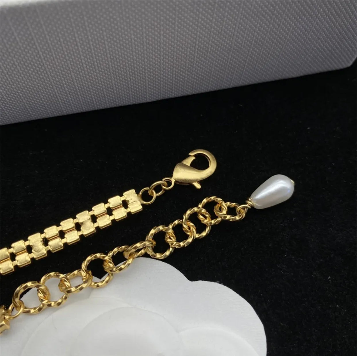 Disinjatur tal-Ittra tad-Diska DĠ Necklace tal-Moda