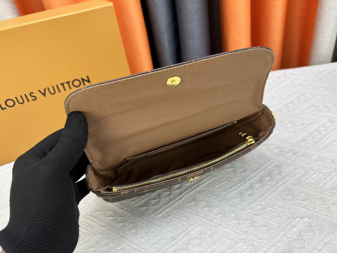 Braun geprägter Kettenbeutel