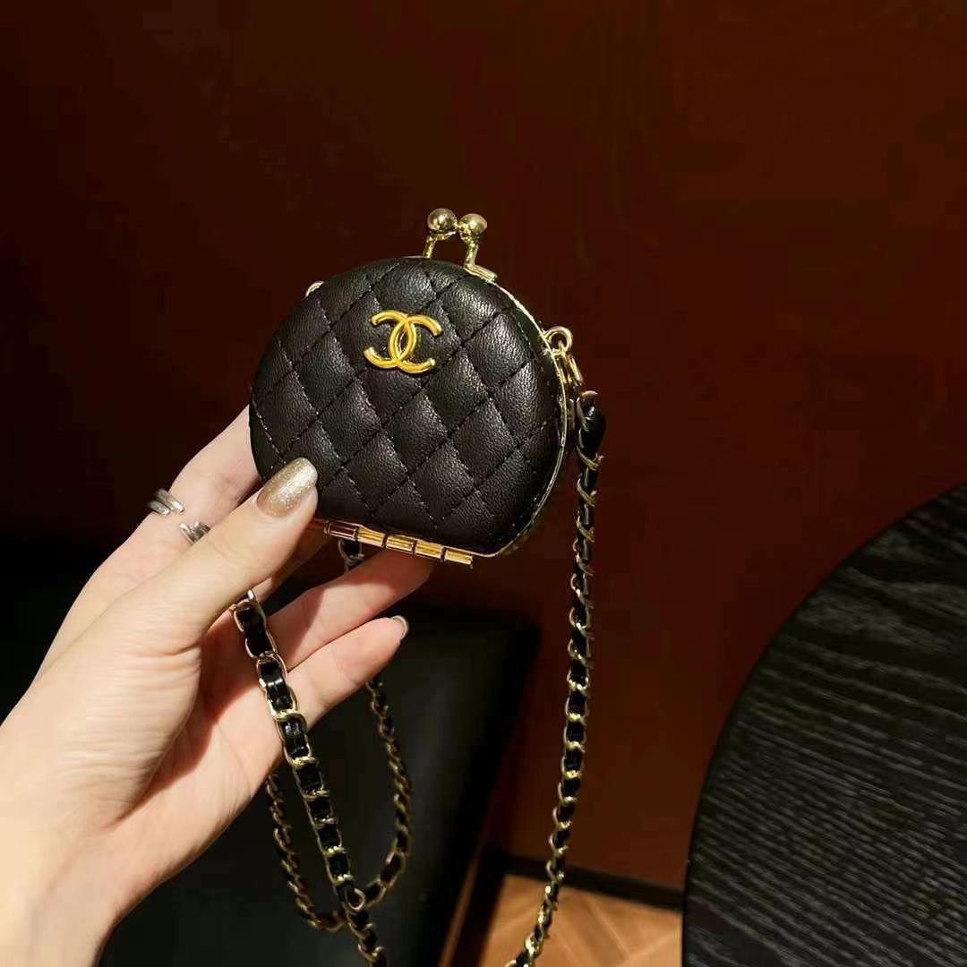 Coole schwarze Mini -Tasche mit Ketten