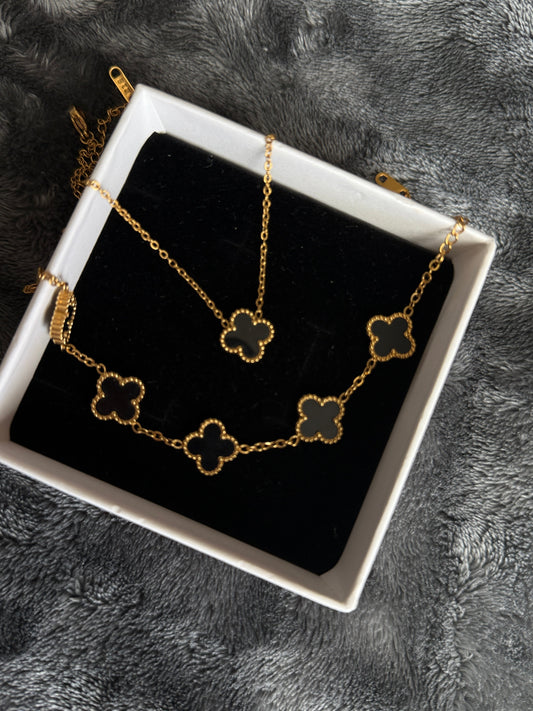 Zwarte bloemontwerp ketting en armband verguld