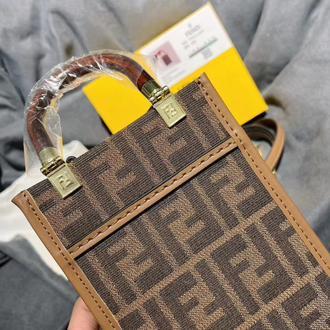 Leder -Handtasche für die moderne Raffinesse