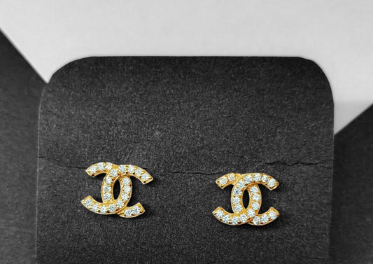 Stud tal-logo C doppju bit-ton tad-deheb taż-żirkonja