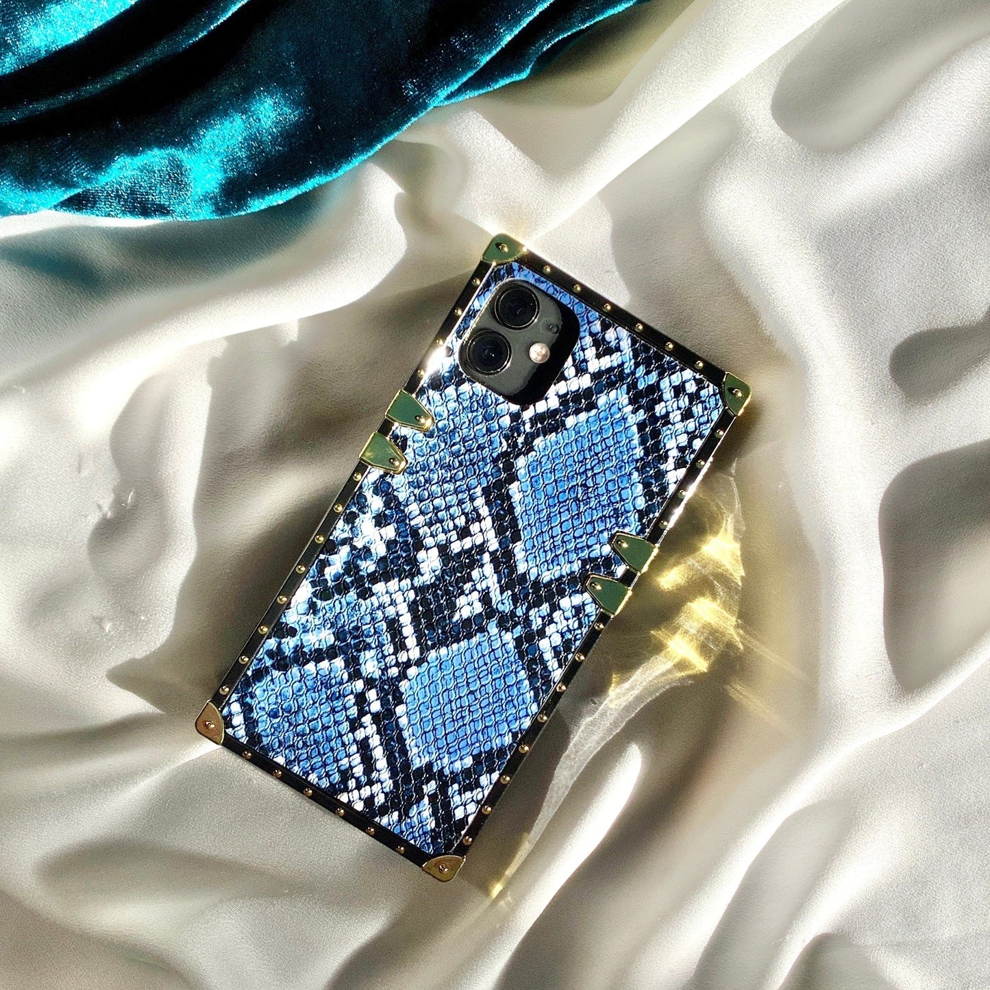 Każ Samsung b'ċirku "Blue Rattlesnake"