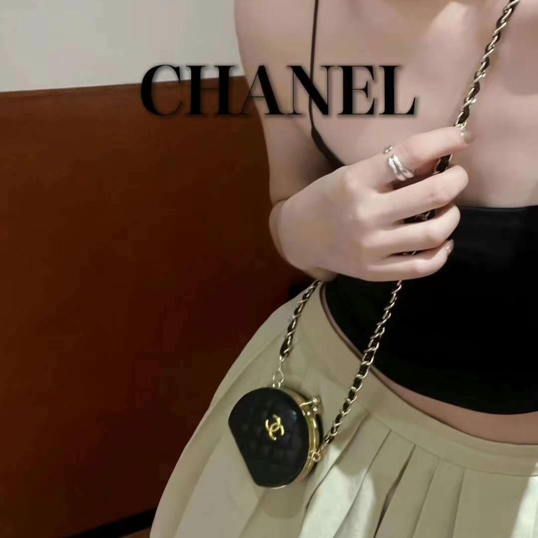 Coole schwarze Mini -Tasche mit Ketten