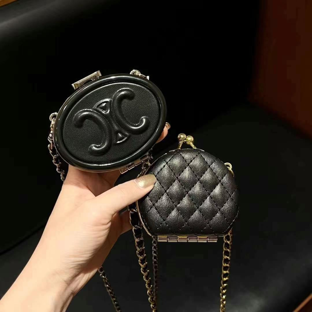 Coole schwarze Mini -Tasche mit Ketten