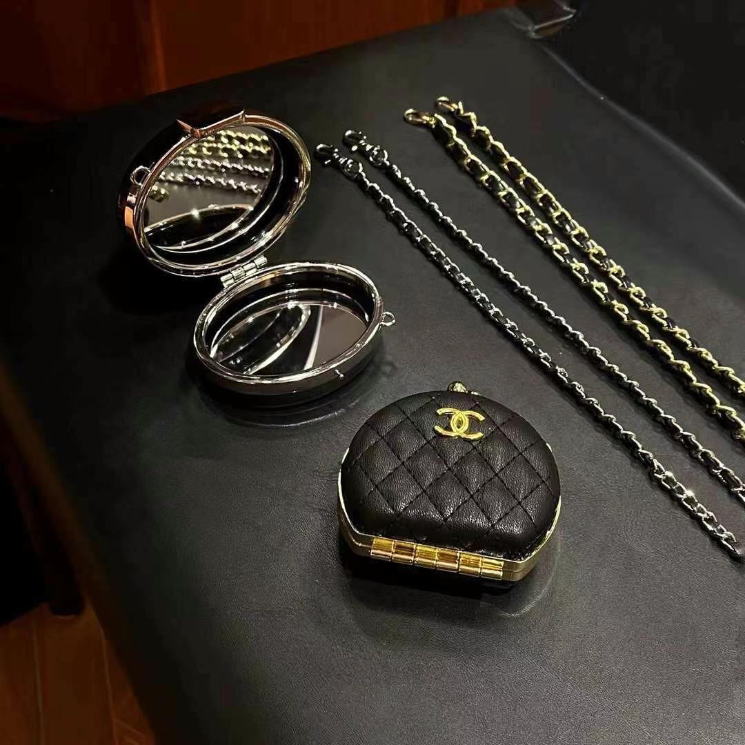 Coole schwarze Mini -Tasche mit Ketten